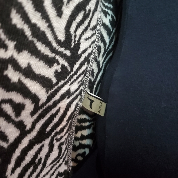 Alpaca Sweater - Picture 4 of 5